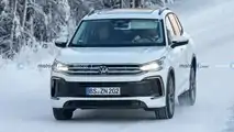 Neue Erlkönigbilder des VW Tiguan (2023) in weiß vom 15.12.2022
