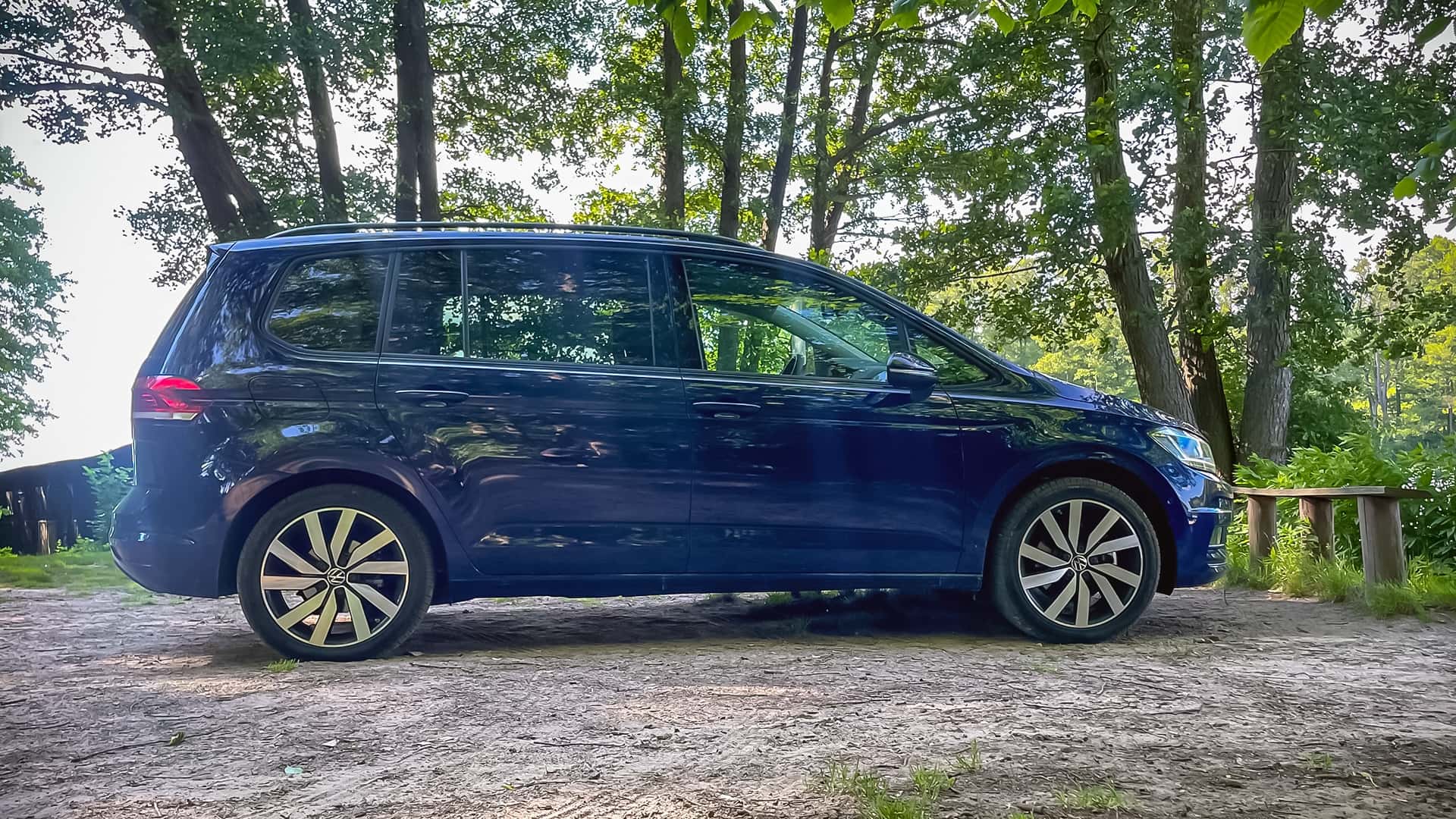 https://cdn.motor1.com/images/mgl/E6xLgM/s1/vw-touran-2.0-tdi-highline-2024-im-test.jpg