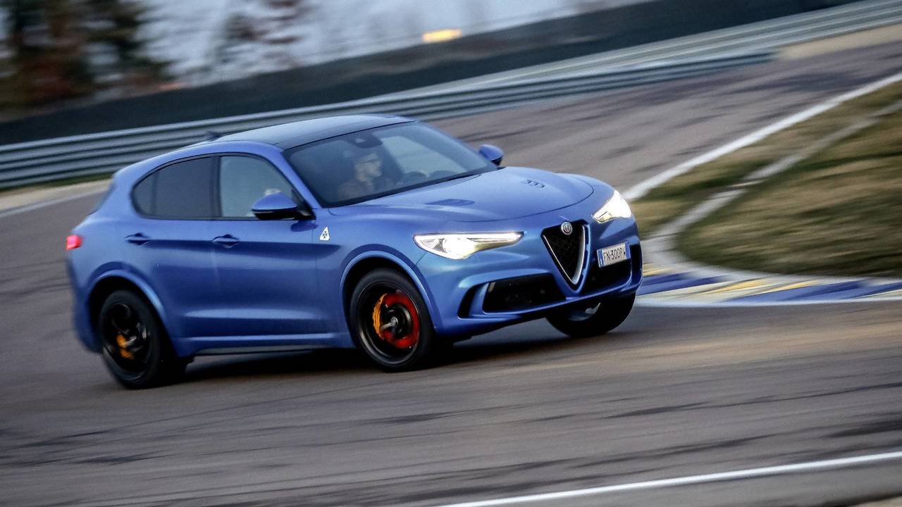 Alfa Romeo Stelvio Quadrifoglio Vs Porsche Macan Turbo