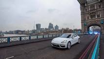 Porsche Panamera'ların Londra'da Altın Taşıma Görevi