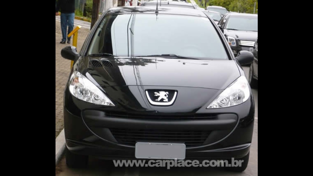 Sem nenhum disfarce: Novo Peugeot 207 Compact 2009 é flagrado novamente
