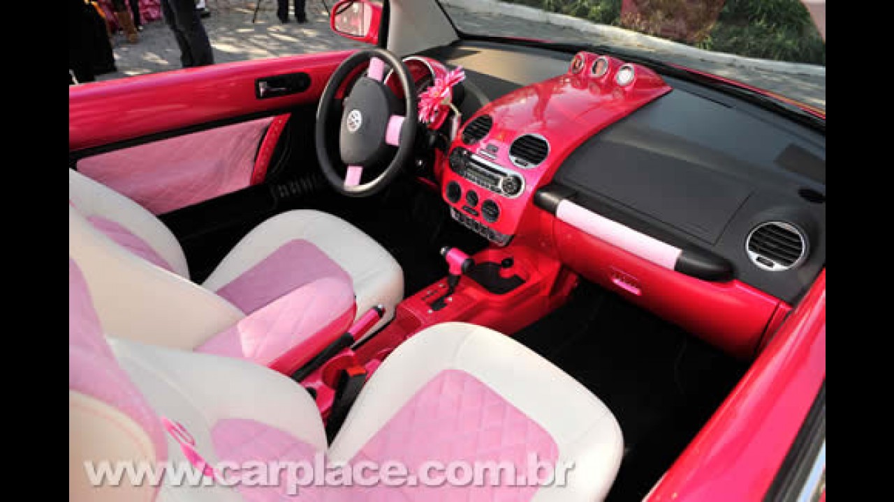 VW New Beetle e Fiat 500 fazem homenagem aos 50 anos da Barbie