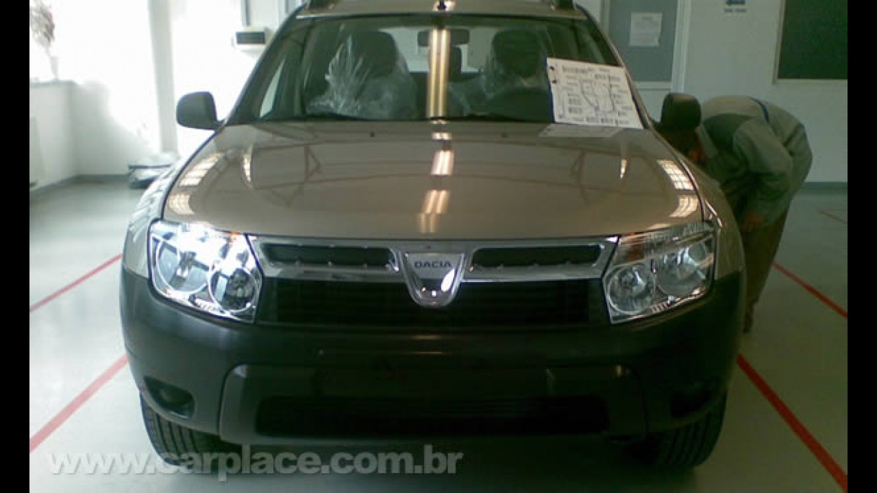 Novo Dacia SUV é flagrado sem disfarces - Utilitário do Logan será feito no Brasil em 2010