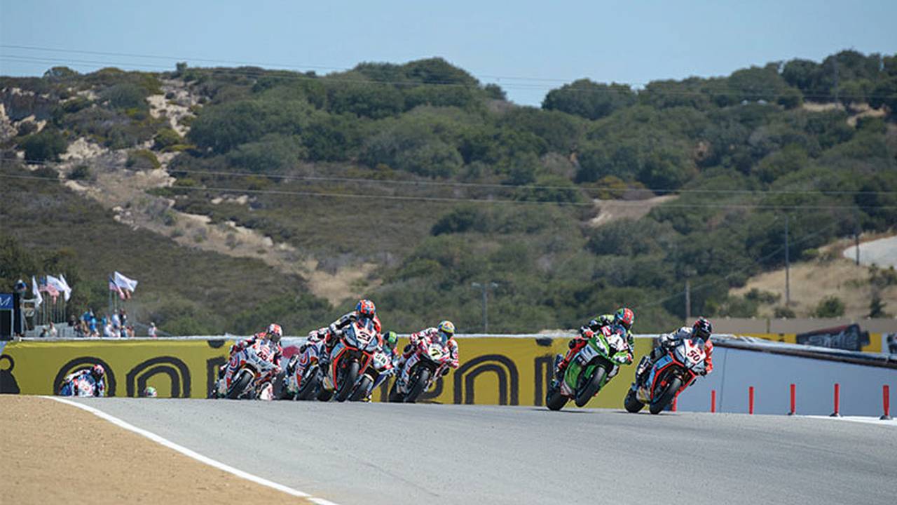 WSBK race 1 start with Sylvain Guintoli (#50, Aprilia) in the lead closely followed by Tom Sykes (#1, Kawasaki)