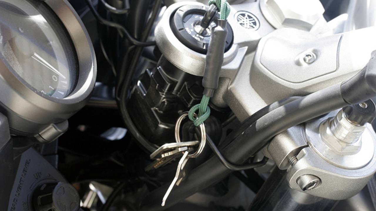 Gear: triple-clamp saving keychain