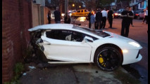 Lamborghini Aventador spezzata a metà in un incidente