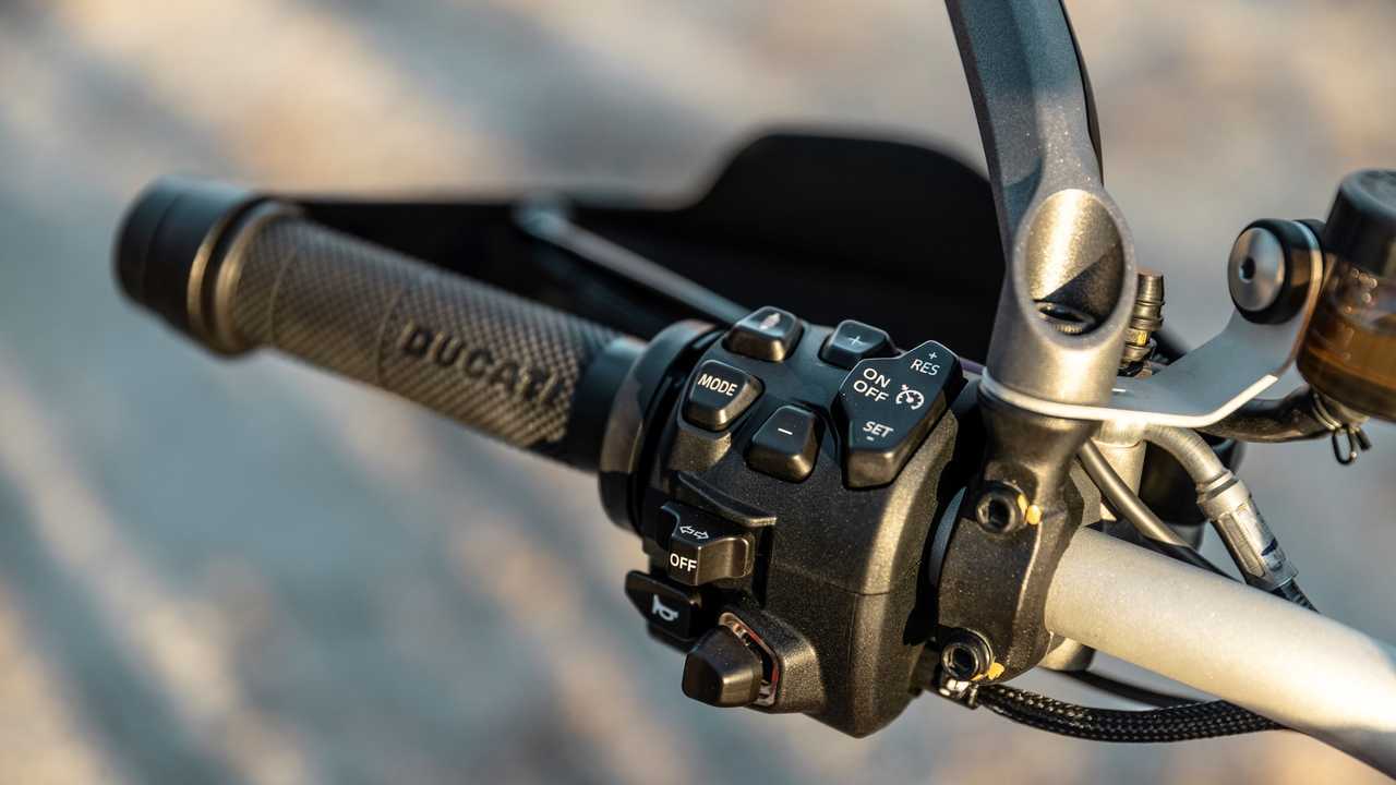 2021 Ducati Multistrada V4 S - Switchgear