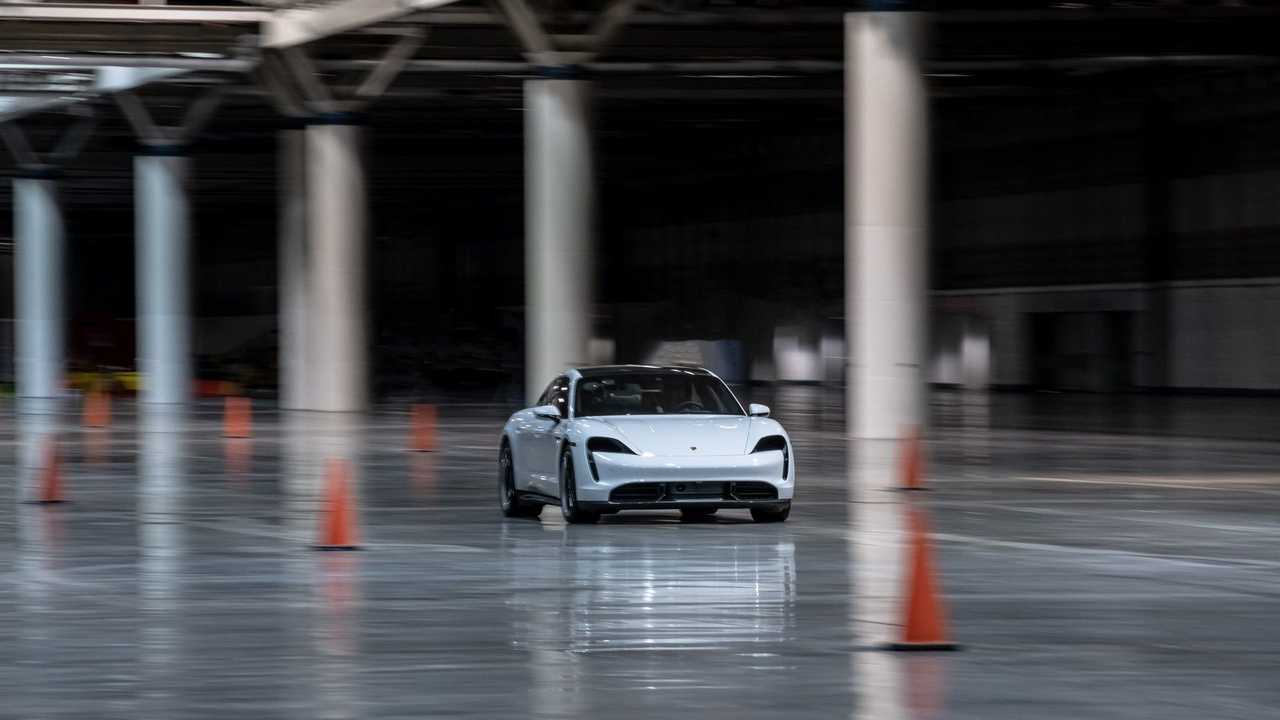 Porsche Taycan Turbo S récord velocidad indoor