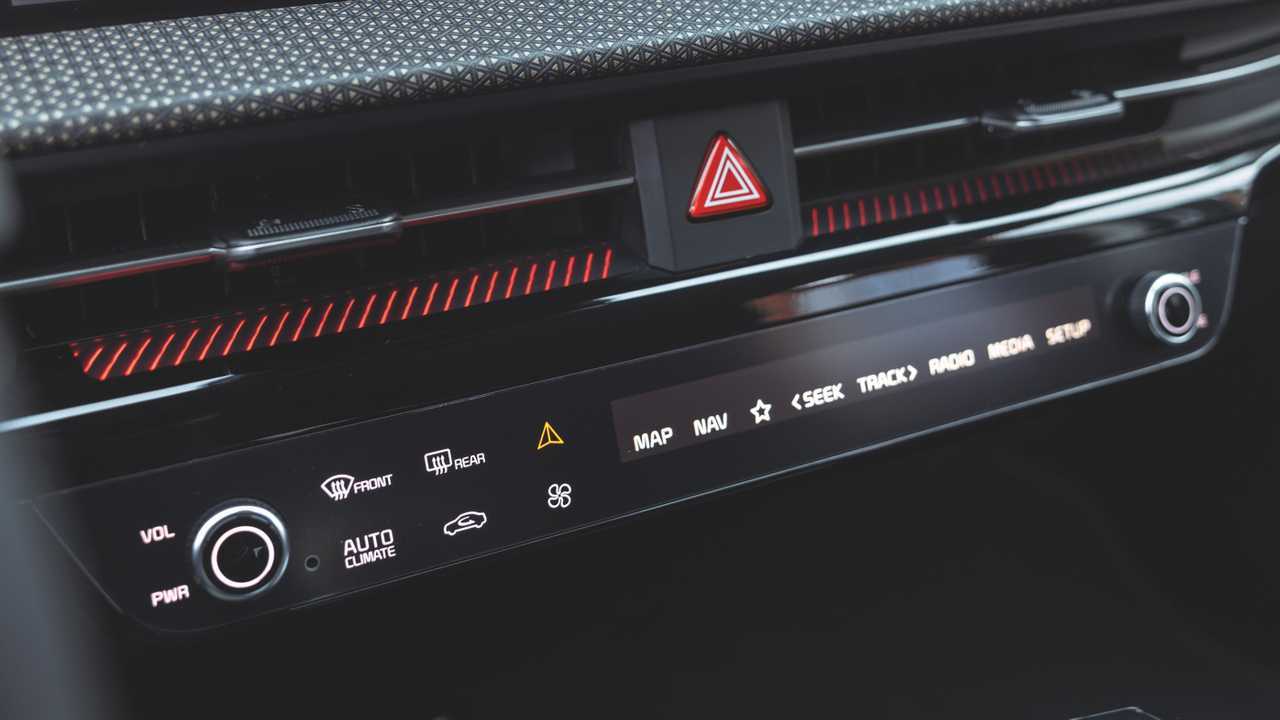 Kia EV6: Die Belegung der Bedienleiste kann per Fingertipp umgeschaltet werden. Hier sind wir im Navi-Modus (gelbes Pfeil-Symbol)
