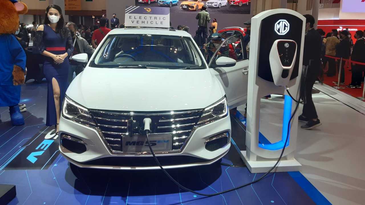 MG 5 EV dalam pameran GIIAS 2021.