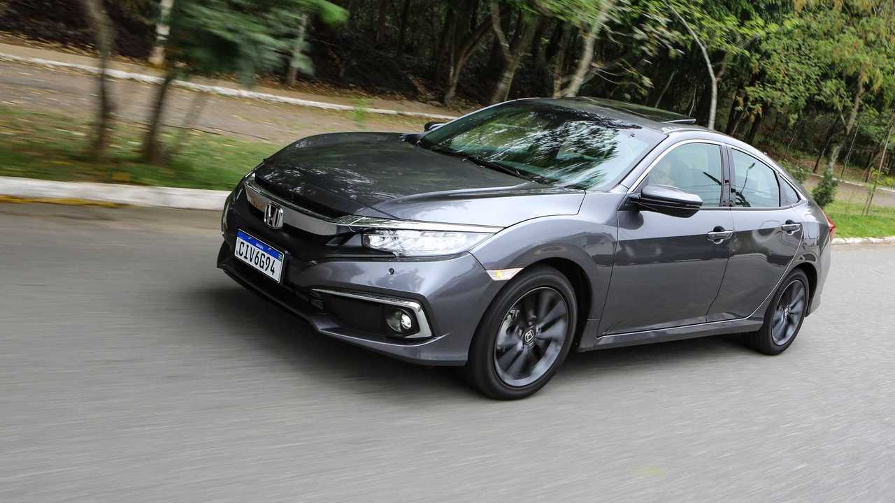 Honda Civic Touring em movimento