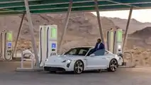 Porsche Taycan omaggia la DeLorean nel 