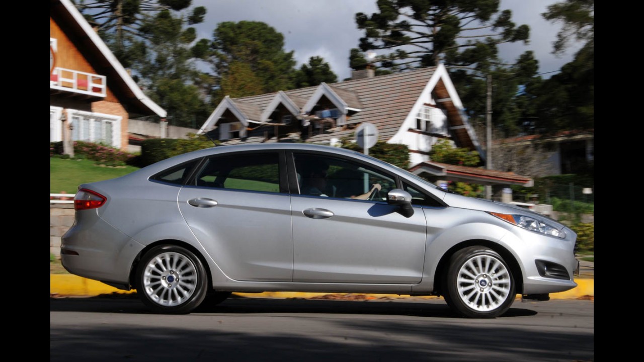 Volta Rápida: New Fiesta Sedan 2014 tem mais que o hatch, mas belisca os médios