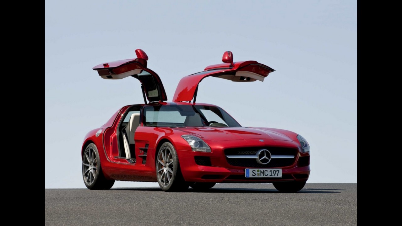 Mercedes SLS é o Carro do Ano 2011 para a Playboy