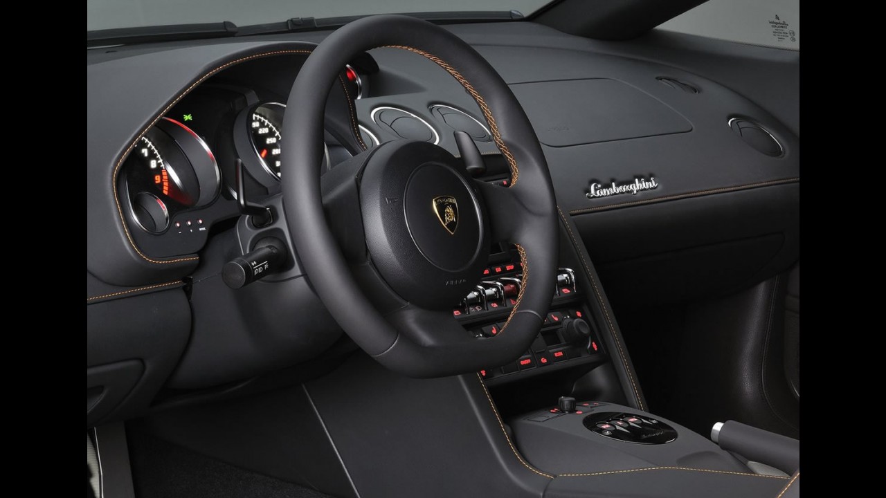 Lamborghini apresenta Gallardo LP560-4 Bicolore 2011 no Salão do Qatar