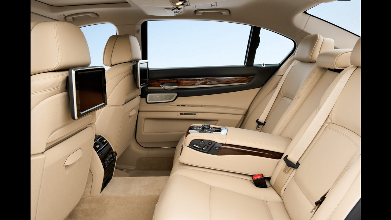 BMW Série 7 ganha face-lift na linha 2012 - Confira primeiras informações e imagens oficiais
