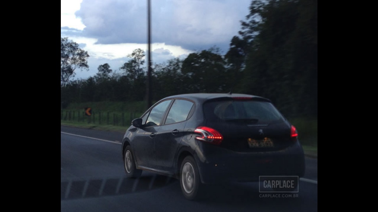 Flagra: Peugeot 208 já roda limpo próximo à fábrica de Porto Real - Lançamento será dia 13 de abril