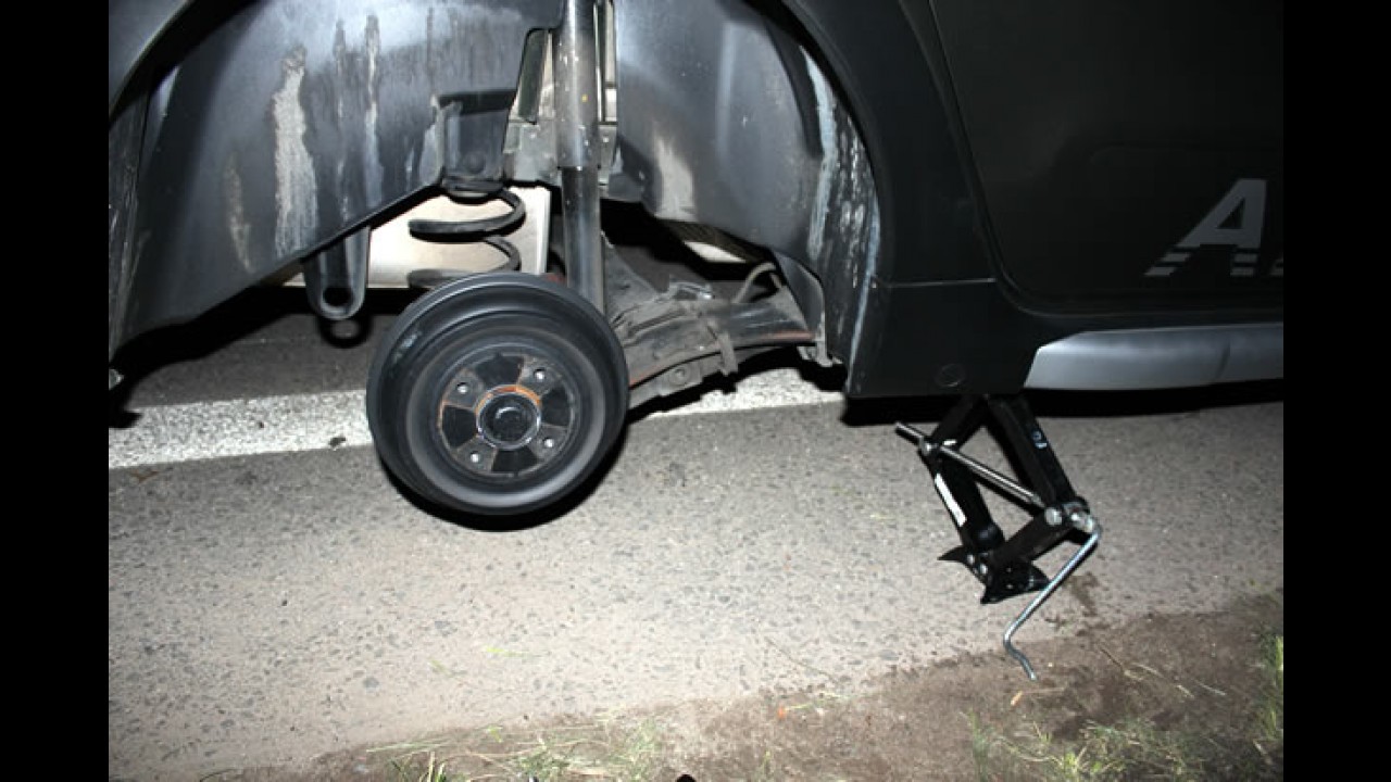 Garagem CARPLACE: Trocando um pneu furado do AirCross