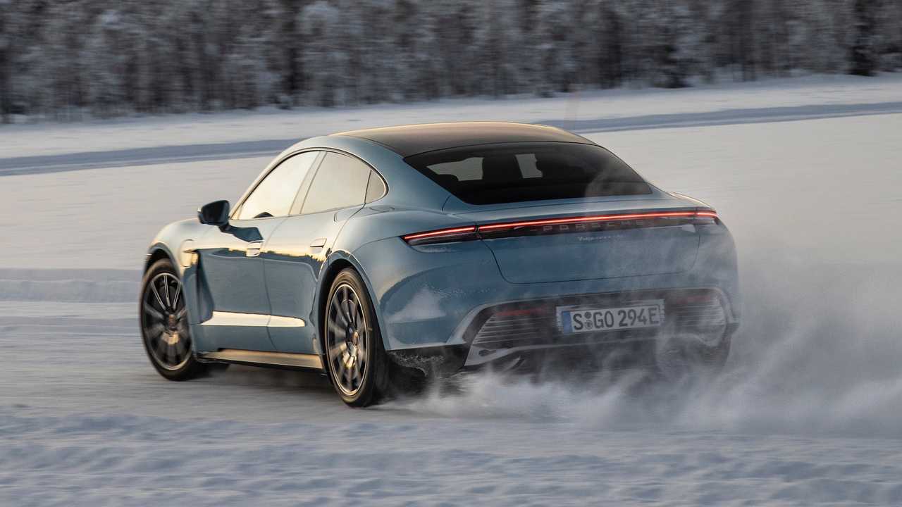 Porsche Taycan 4S 2020 sobre hielo