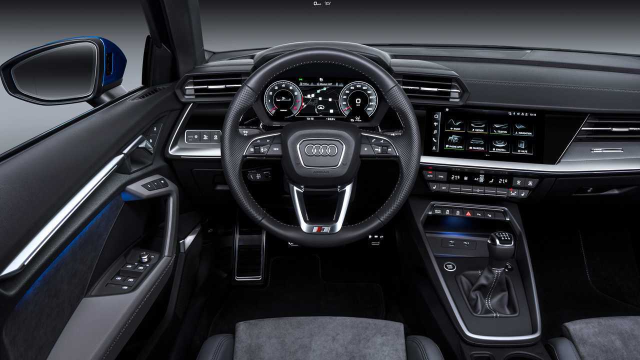 Audi A3 Sportback, Mercedes Classe A e BMW Serie 1, gli interni a confronto