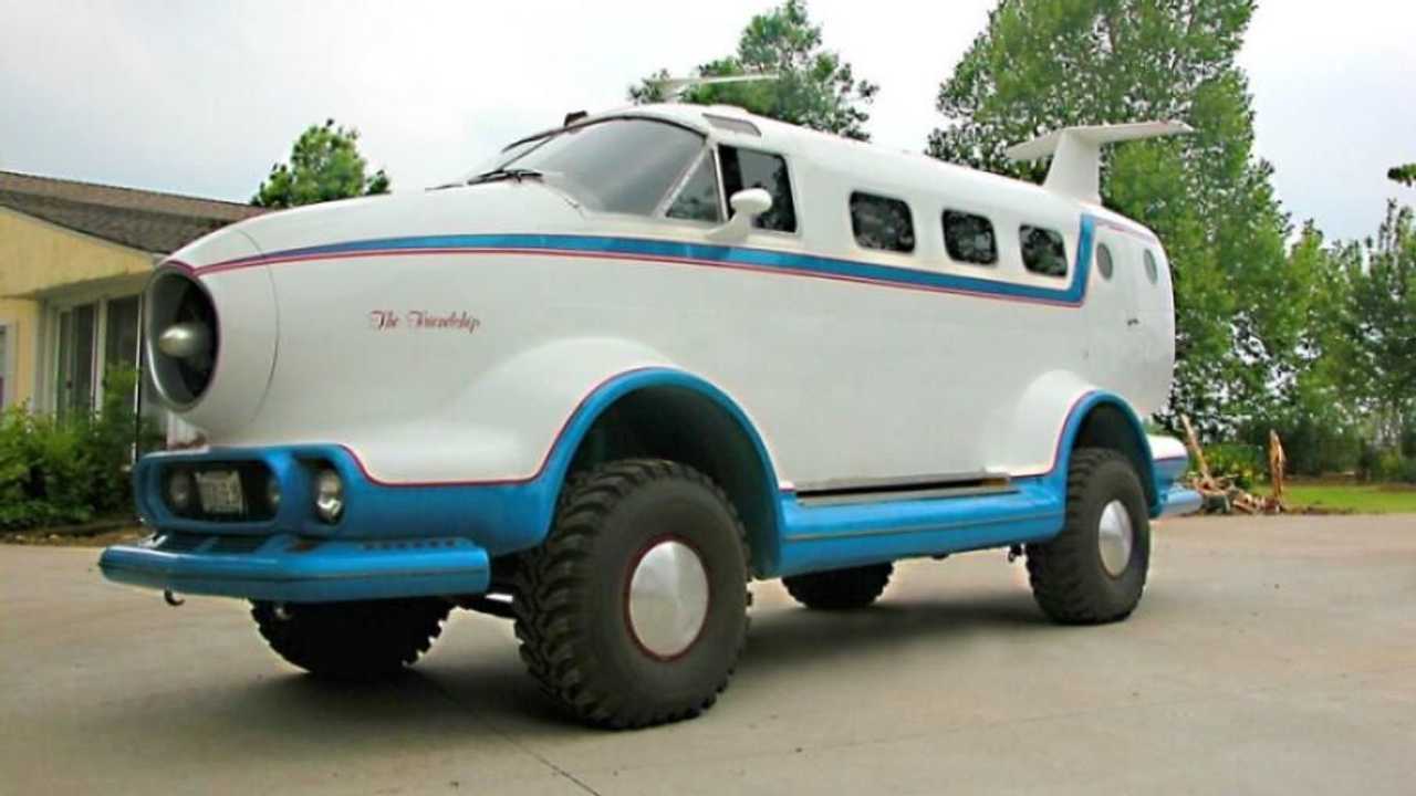 Старый Jeep Cherokee с корпусом от самолета