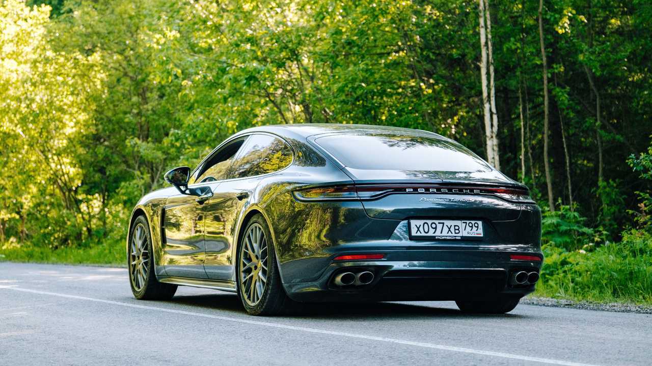 Обновленный Porsche Panamera на загородной трассе