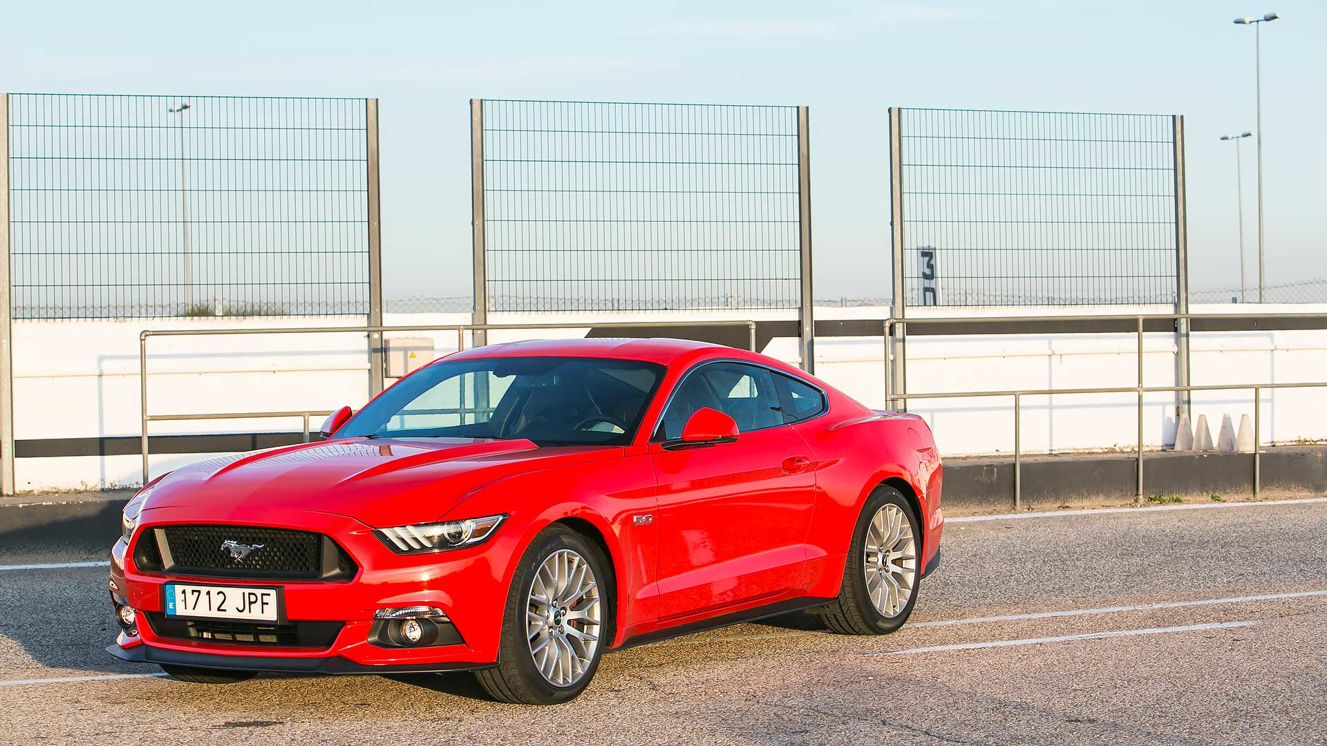 Un circuito, Jarama, un coche deportivo, Ford Mustang Un circuito, Jarama, un coche deportivo, Ford Mustang