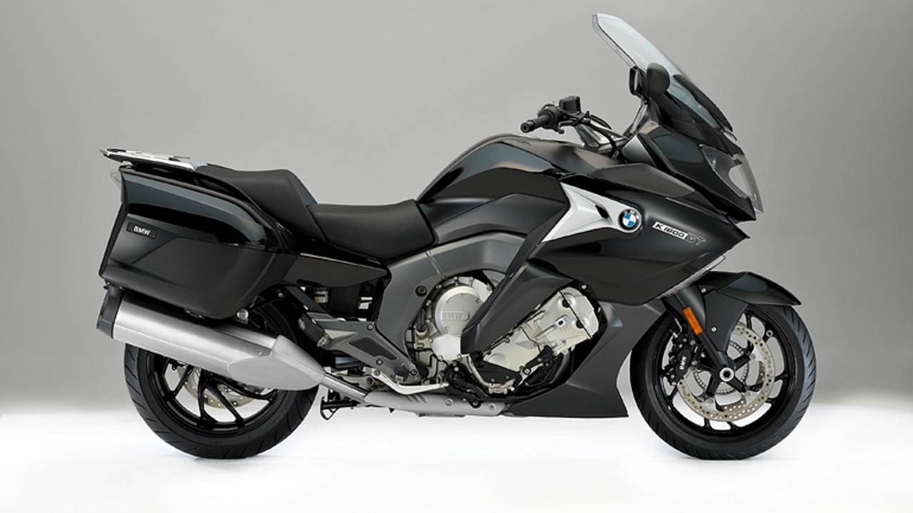 <strong>Even more convenient manoeuvring is enabled in the new K 1600 GT by the reverse assist, which can be simply activated from the left-handlebar panel at the press of a button.</strong>