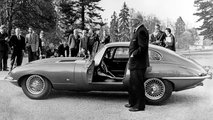 Jaguar E-Type: Jaguar-Gründer Sir William Lyons präsentiert den E-Type 9600 HP den Journalisten, Genf 1961. Copyright JDHT