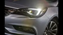 Opel Astra, il test dei fari intelligenti