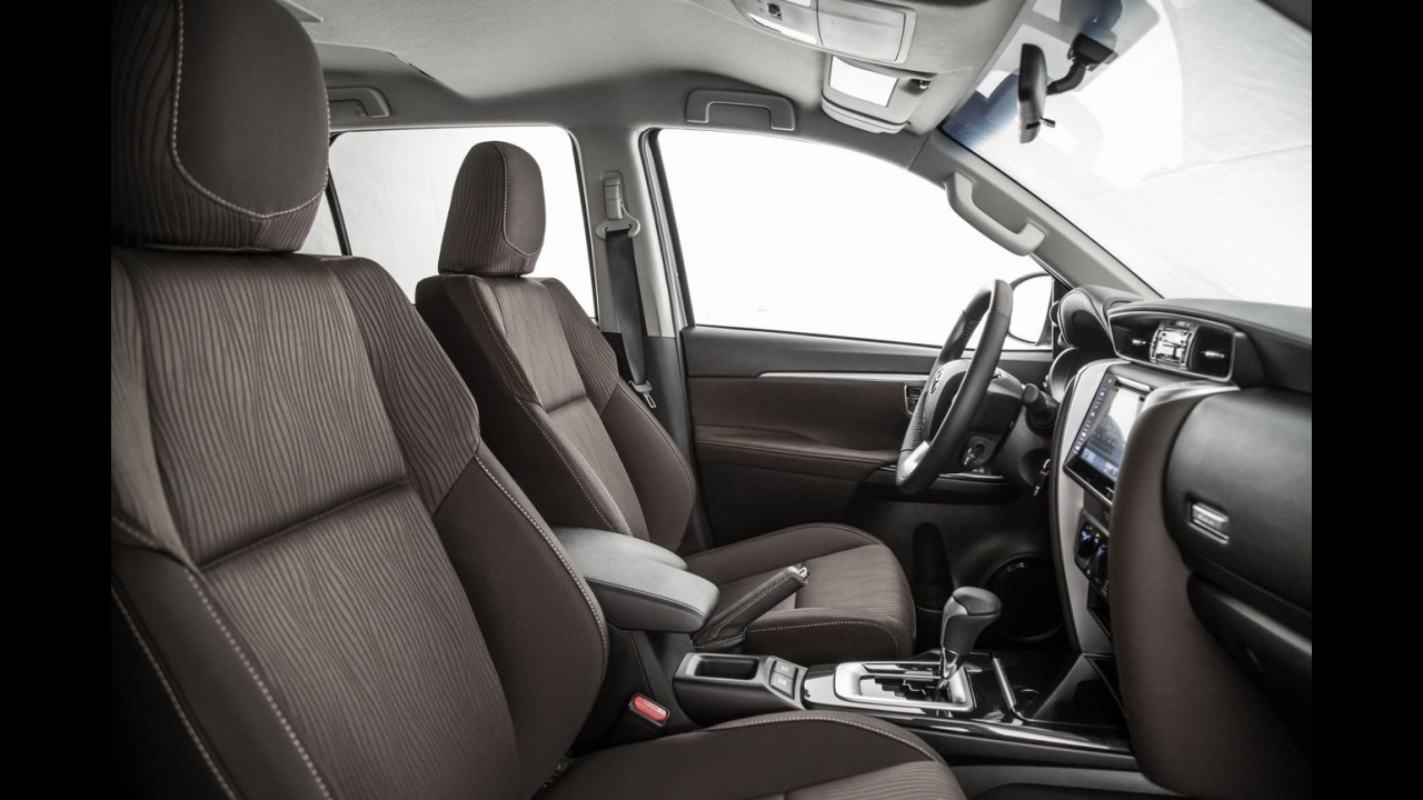 Volta rápida: Hilux Flex ganha câmbio AT de seis marchas, mas tropeça no consumo