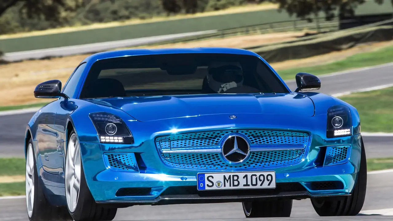 Mercedes Sls Amg With 1 025 Hp Eats Miles On The Autobahn