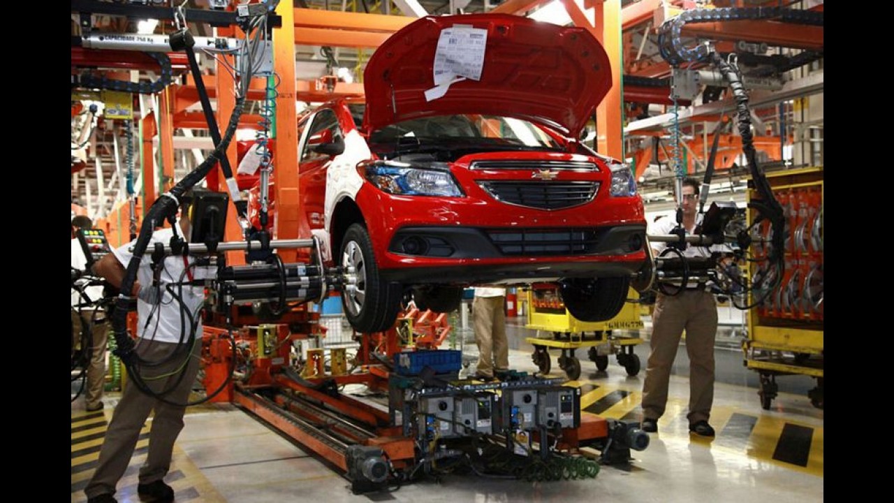 "Brasileiro paga dois carros e leva um", diz presidente da Anfavea