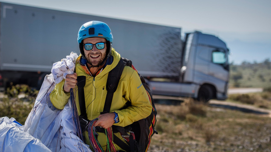 Volvo Paraglider stunt
