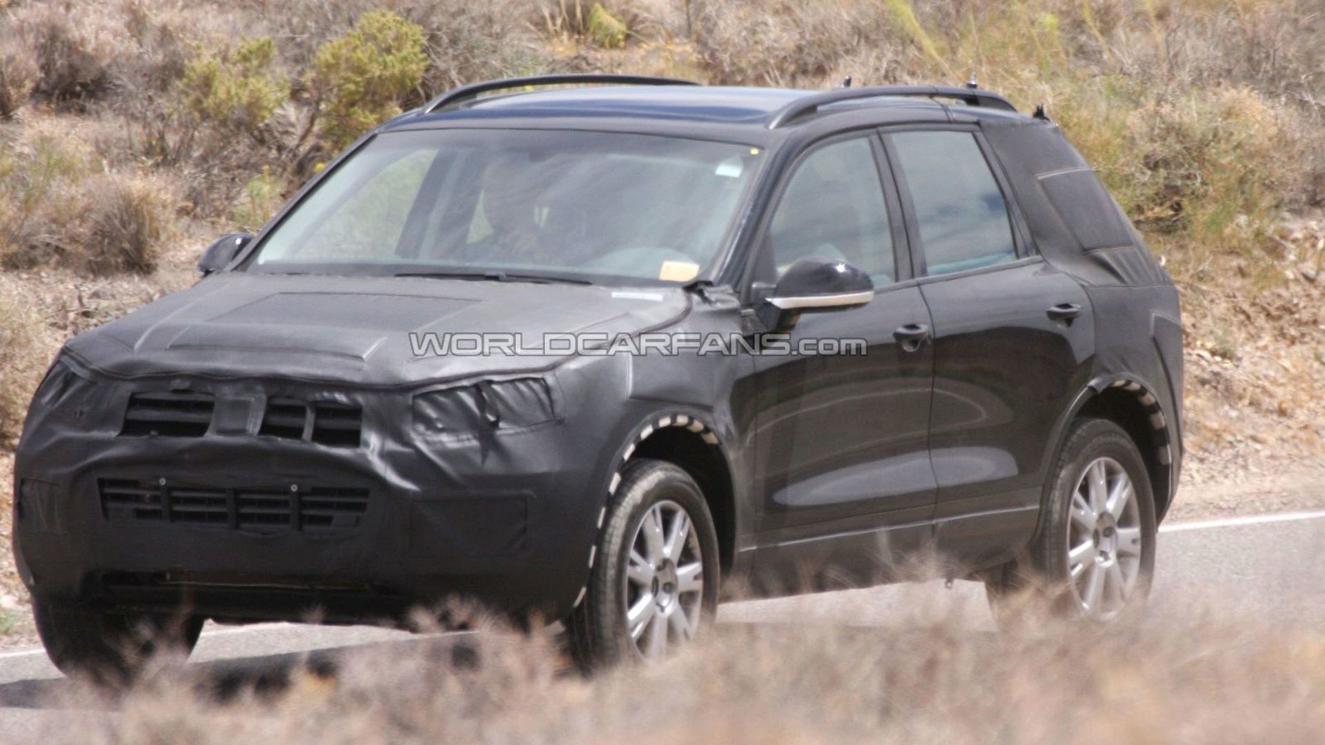 https://cdn.motor1.com/images/mgl/EwOw3/s6/2009-176390-2011-volkswagen-touareg-spy-photos-in-american-desert1.jpg