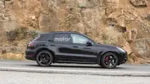 2018 Porsche Macan facelift spy photo