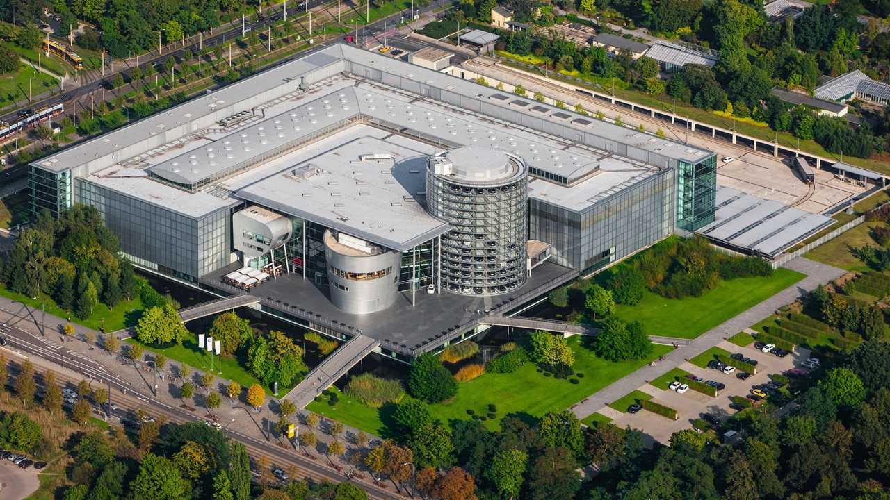 La Fabbrica di vetro Volkswagen a Dresda, dalla Phaeton alla ID.3