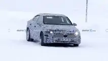 Photo d'espionnage de la berline Mercedes EQA