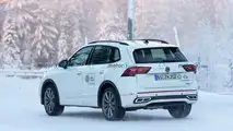 Neue Erlkönigbilder des VW Tiguan (2023) in weiß vom 15.12.2022