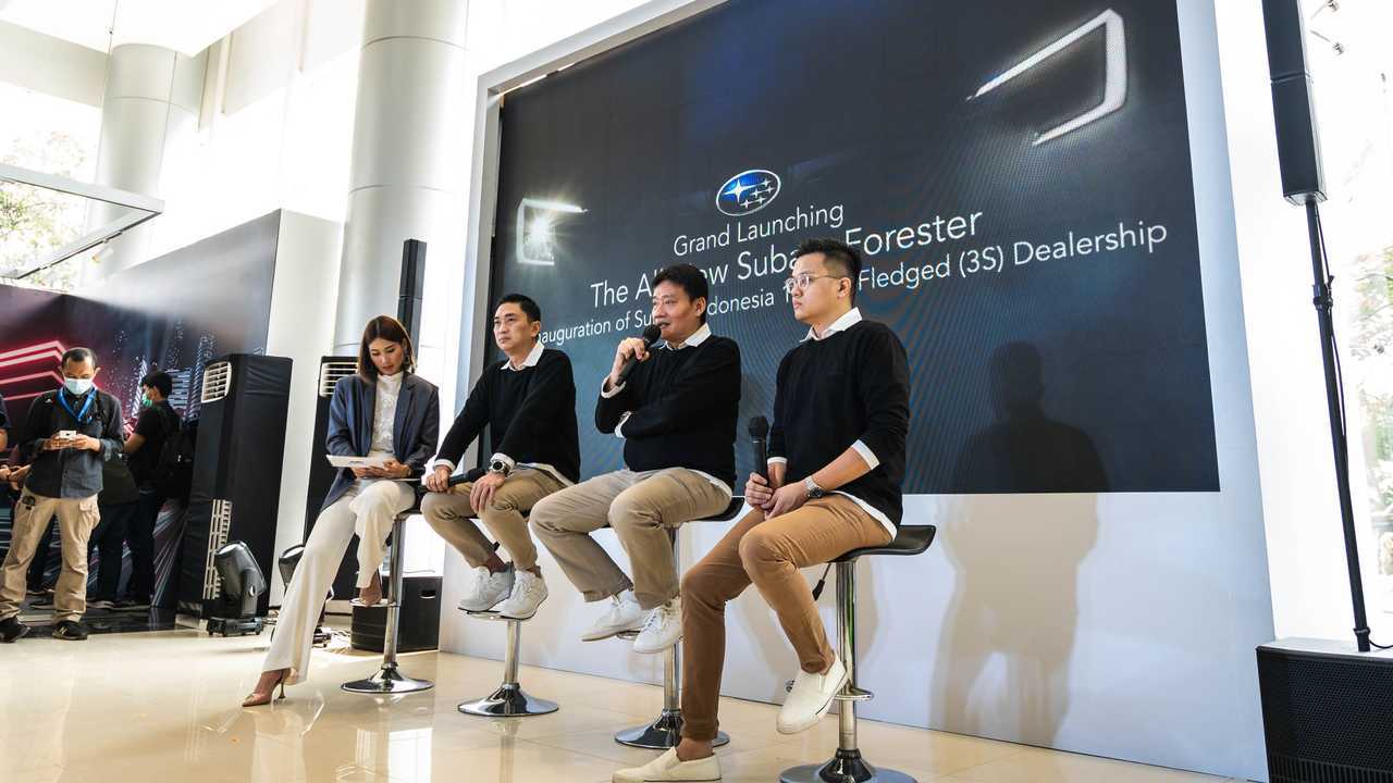 COO Subaru Indonesia Arie Christopher Setiadharma (kedua dari kanan) saat memberikan keterangan pers dalam peluncuran All-New Subaru Forester.