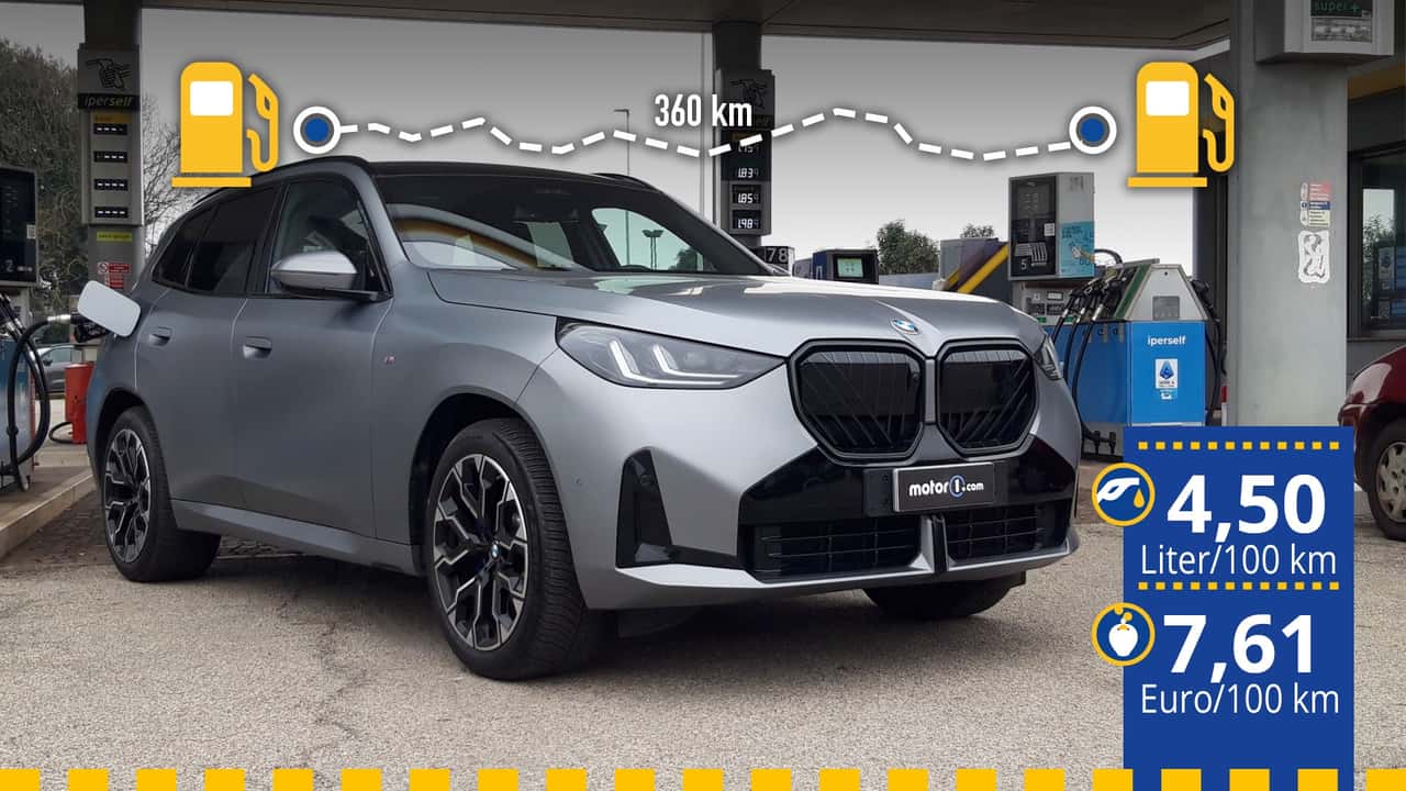 Der getestete BMW x3 xDrive20d an der Tankstelle