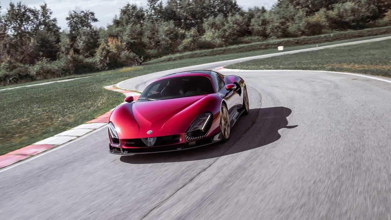 I test a Balocco dell'Alfa Romeo 33 Stradale con Valtteri Bottas