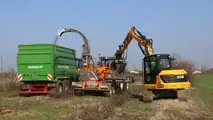 Escavatori JCB: abbattono un frutteto