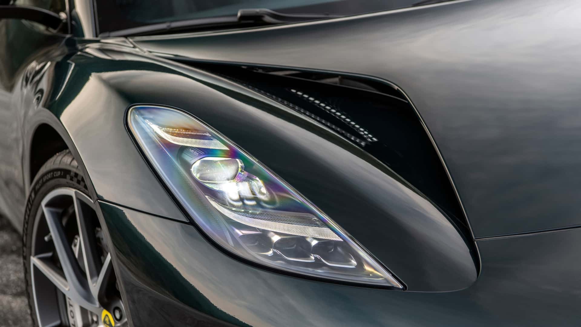 https://cdn.motor1.com/images/mgl/G3BR08/s1/2024-lotus-emira-exterior.jpg
