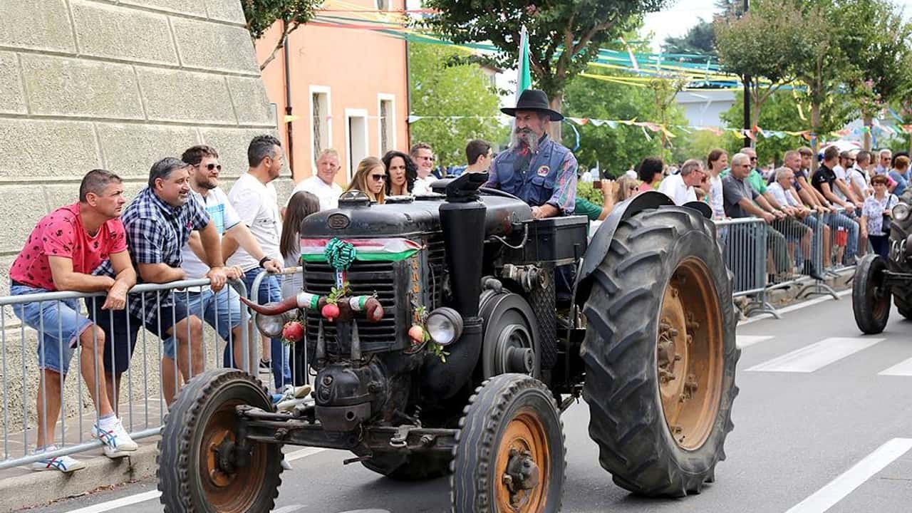 ferragosto-nel-monregalese-il-paese-invaso-dai-trattori
