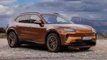 Porsche Cayenne Electric (2026) in Madeiragoldmetallic: Das Exterieur