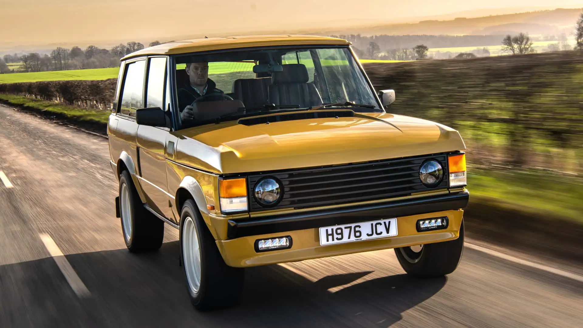 https://cdn.motor1.com/images/mgl/G3Qjp8/s1/twisted-range-rover-classic-restomod-review.webp