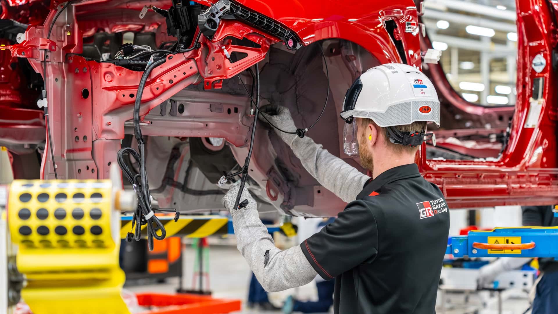 https://cdn.motor1.com/images/mgl/G3QjzV/s1/toyota-gr-corolla-uk-plant-tour.jpg