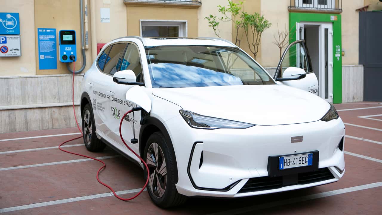 Geely regala un'auto ai pazienti dei Quartieri Spagnoli di Napoli