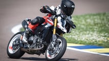 MY26_HYPERMOTARD_V2SP_STATICS_ON_LOCATION_10